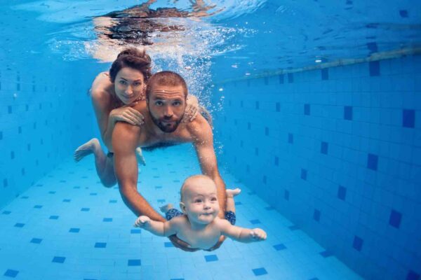 Babyschwimmen Große Kurs 1 (ca. 15-18 Monate) (Kursstart: Dienstag, 07.10.25 / 14:00 -14:30 Uhr)