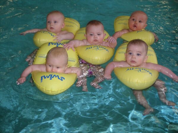 Babyschwimmen Kleine Kurs 1 (ca. 05-09 Monate) (Kursstart: Montag, 29.09.25 / 12:15-12:45 Uhr)